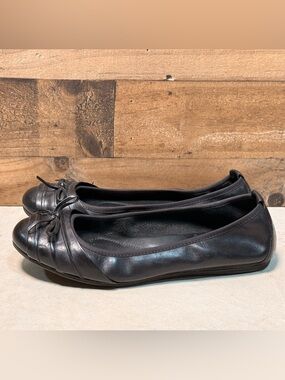 Born Women's Black Leather Flats Size 9 Like NEW